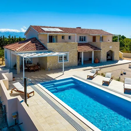 Andamalu With Heated Pool Vila