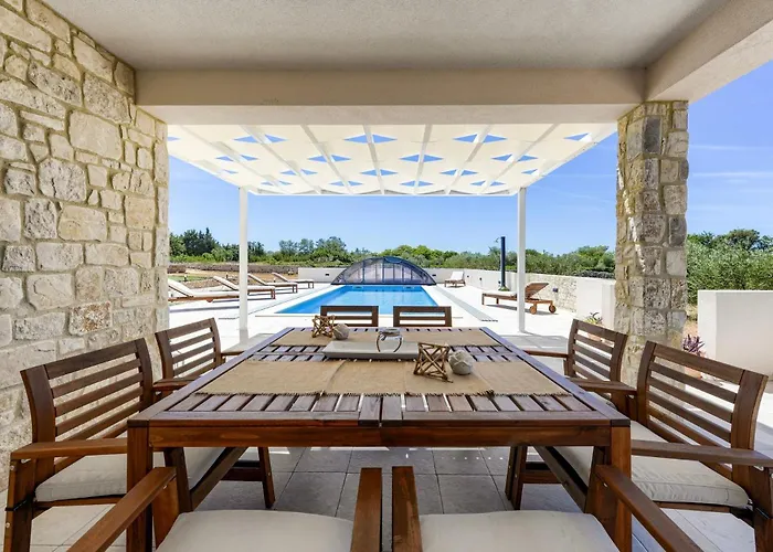 Villa Andamalu With Heated Pool