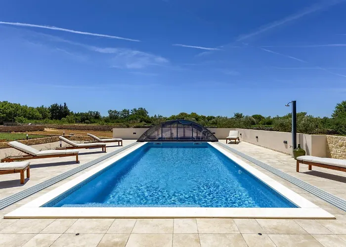 Villa Andamalu With Heated Pool