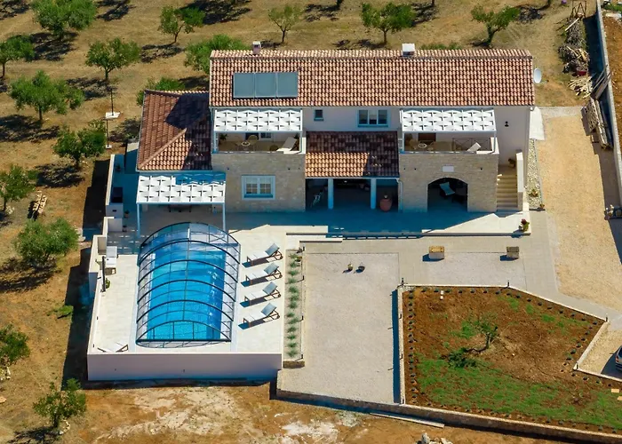 Villa Andamalu With Heated Pool