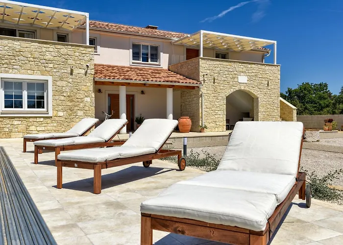 Andamalu With Heated Pool Villa *