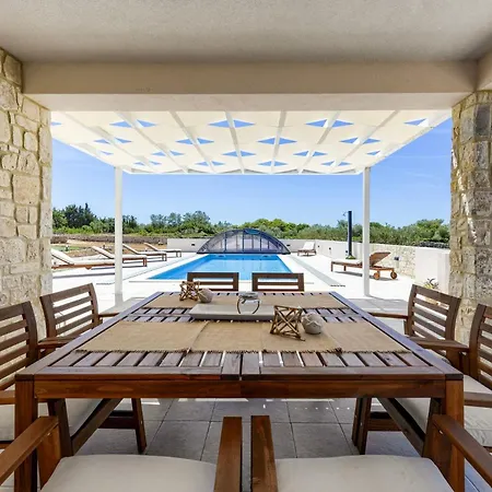 Villa Andamalu With Heated Pool
