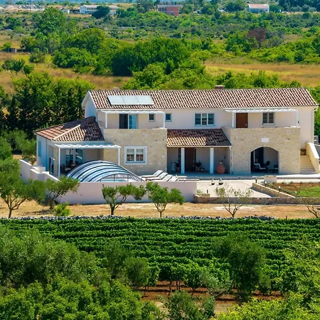 Andamalu With Heated Pool Villa