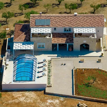 Villa Andamalu With Heated Pool